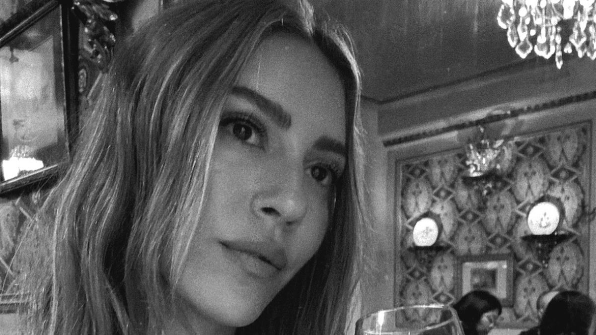 Sinem Kobal’ın siyah-beyaz pozları sosyal medyada ilgi gördü Sinem Kobal’ın siyah-beyaz pozları sosyal medyada ilgi gördü