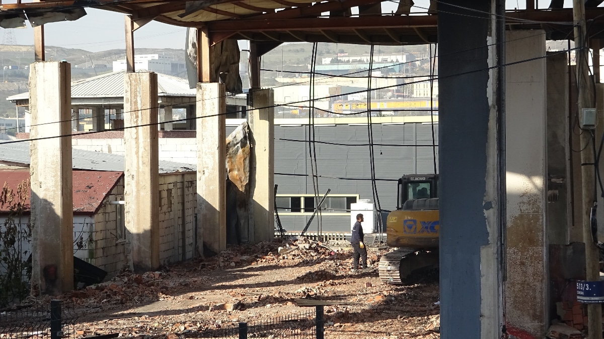 Kocaeli’de Yangın Sonrası Fabrikada Yıkım Çalışmaları…