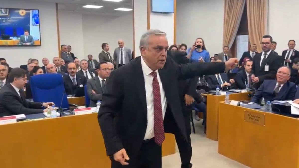 CHP’li Hasan Ufuk Çakır, Halk TV ve Vekillerine Protesto…