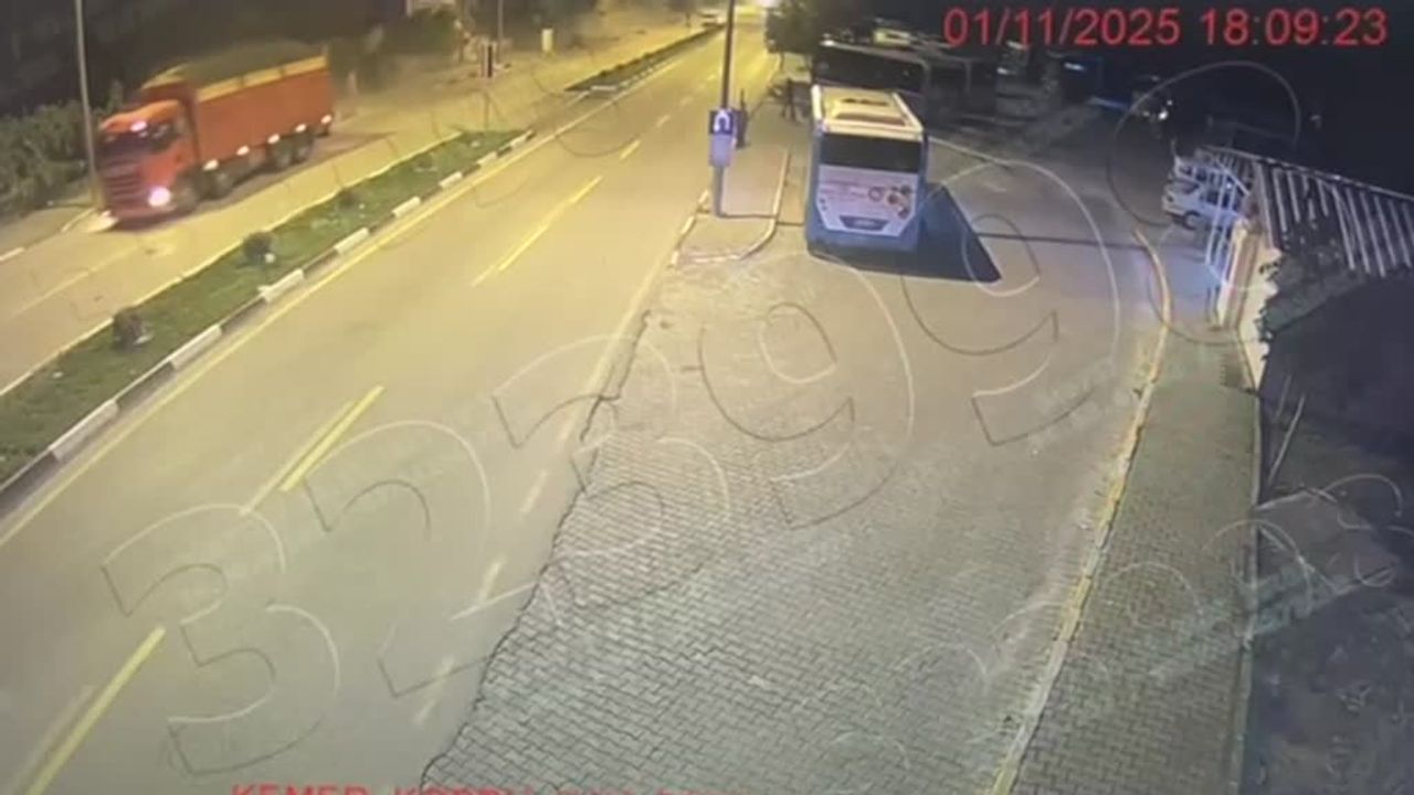 Freni Patlayan Kamyonun Sürücüsü Aracı Kaldırıma Sürtüp…