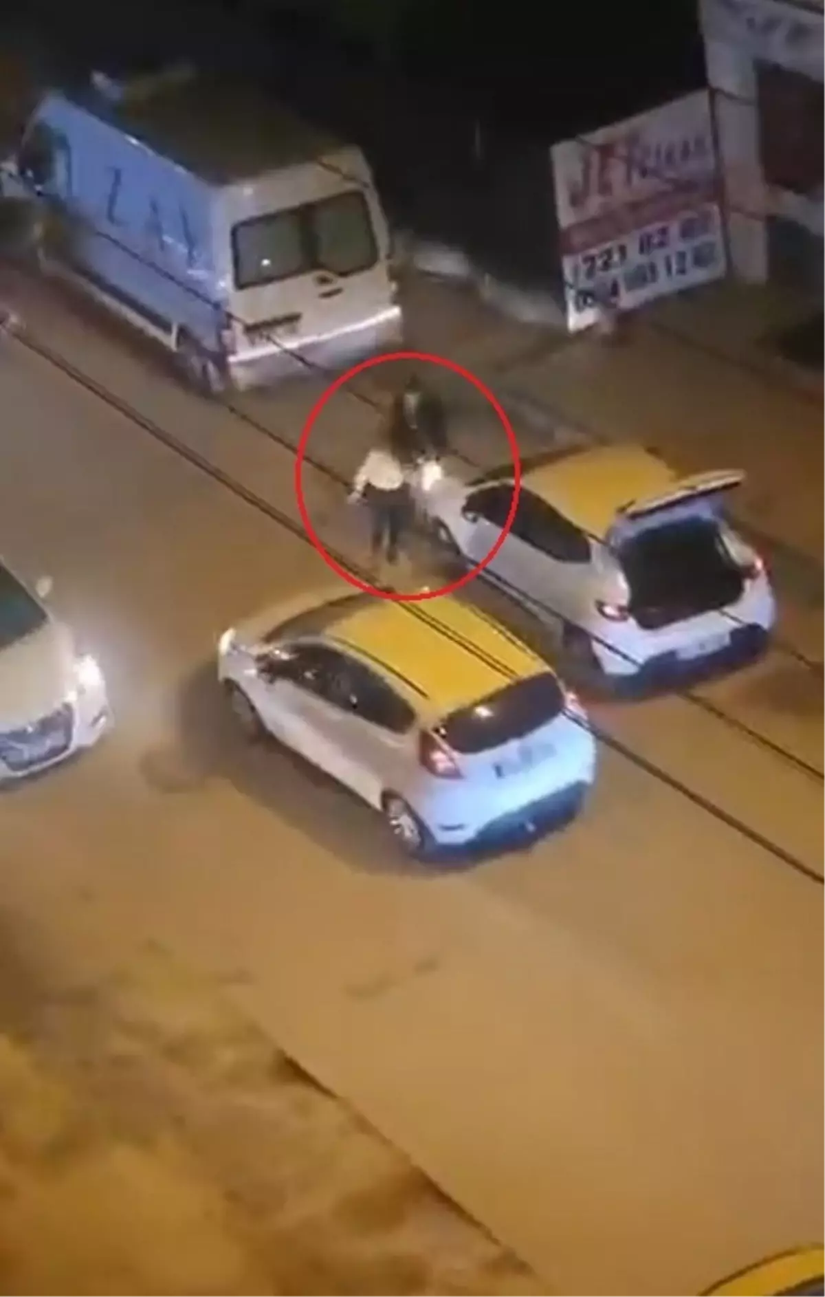 Bursa’da Sokak Ortasında Kadına Şok Darbe Bursa’da Sokak Ortasında Kadına Şok Darbe