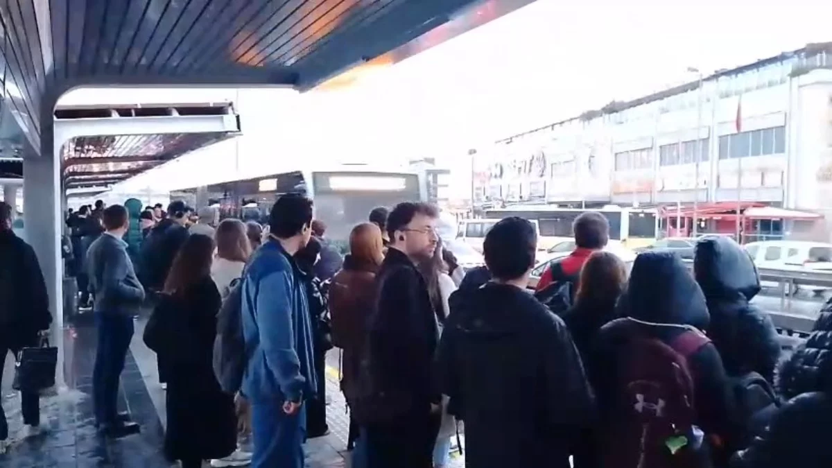 İstanbul’da Metrobüs Arızası Nedeniyle Yoğunluk Oluştu