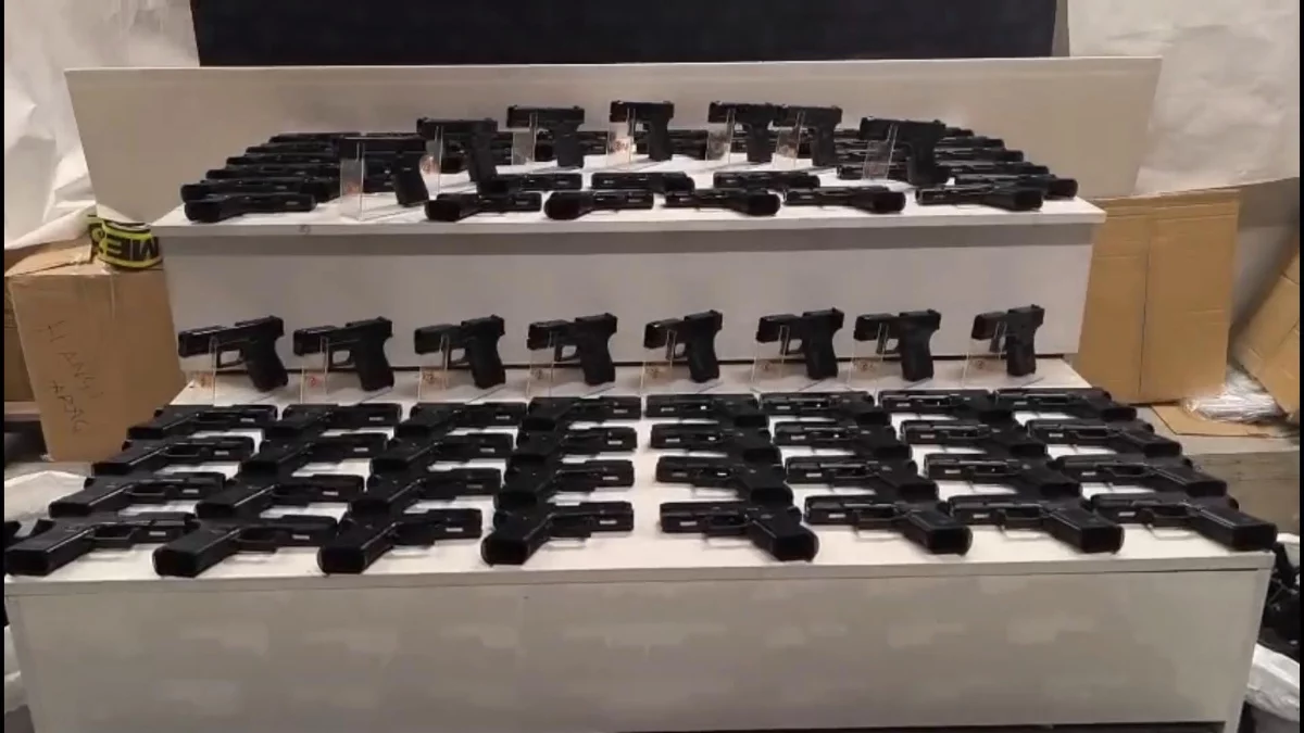 Eskişehir’de çekici üzerindeki araçta 480 tabanca bulundu