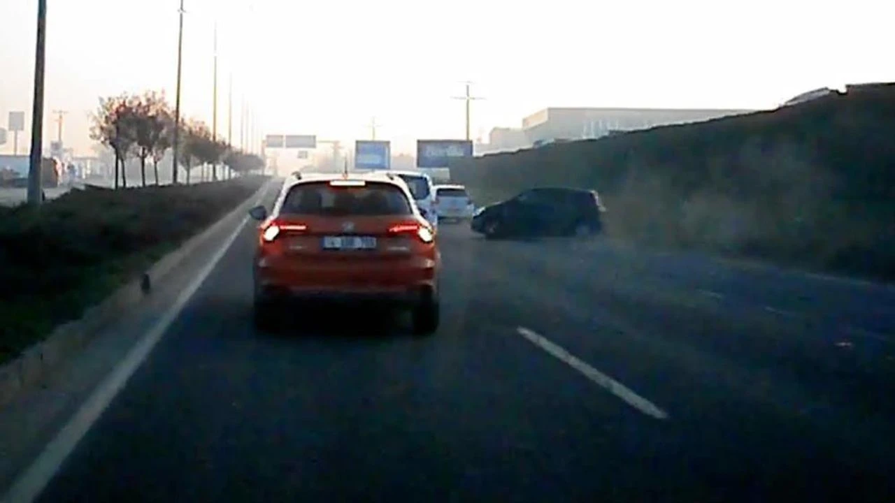 D-100’de otomobil devrildi, sürücü yaralandı D-100’de otomobil devrildi, sürücü yaralandı