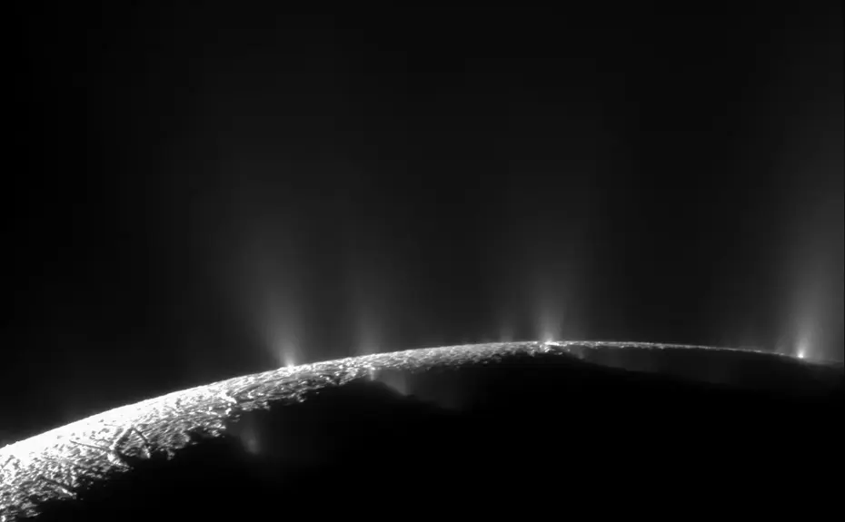 Enceladus’ta yaşam olasılığı artıyor: NASA’nın fotoğrafı